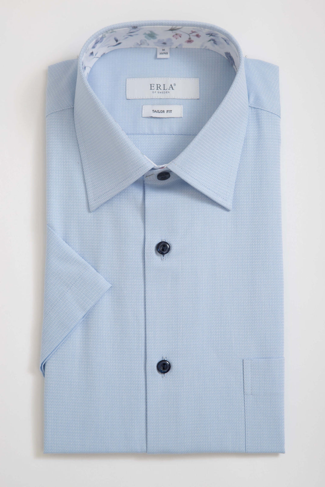 Ljusblå Kortärmad Skjorta med Kontrast, uppvikt skjorta med en diskret struktur och kontrastdetaljer.