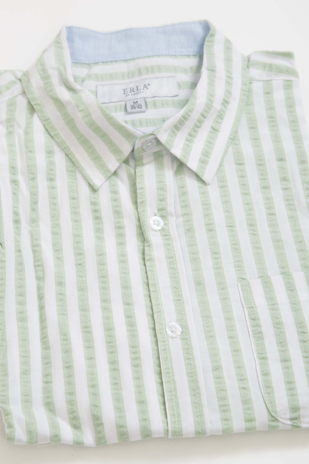 Grönrandig kortärmad seersucker-skjorta med knappar och bröstficka, perfekt för sommardagar.