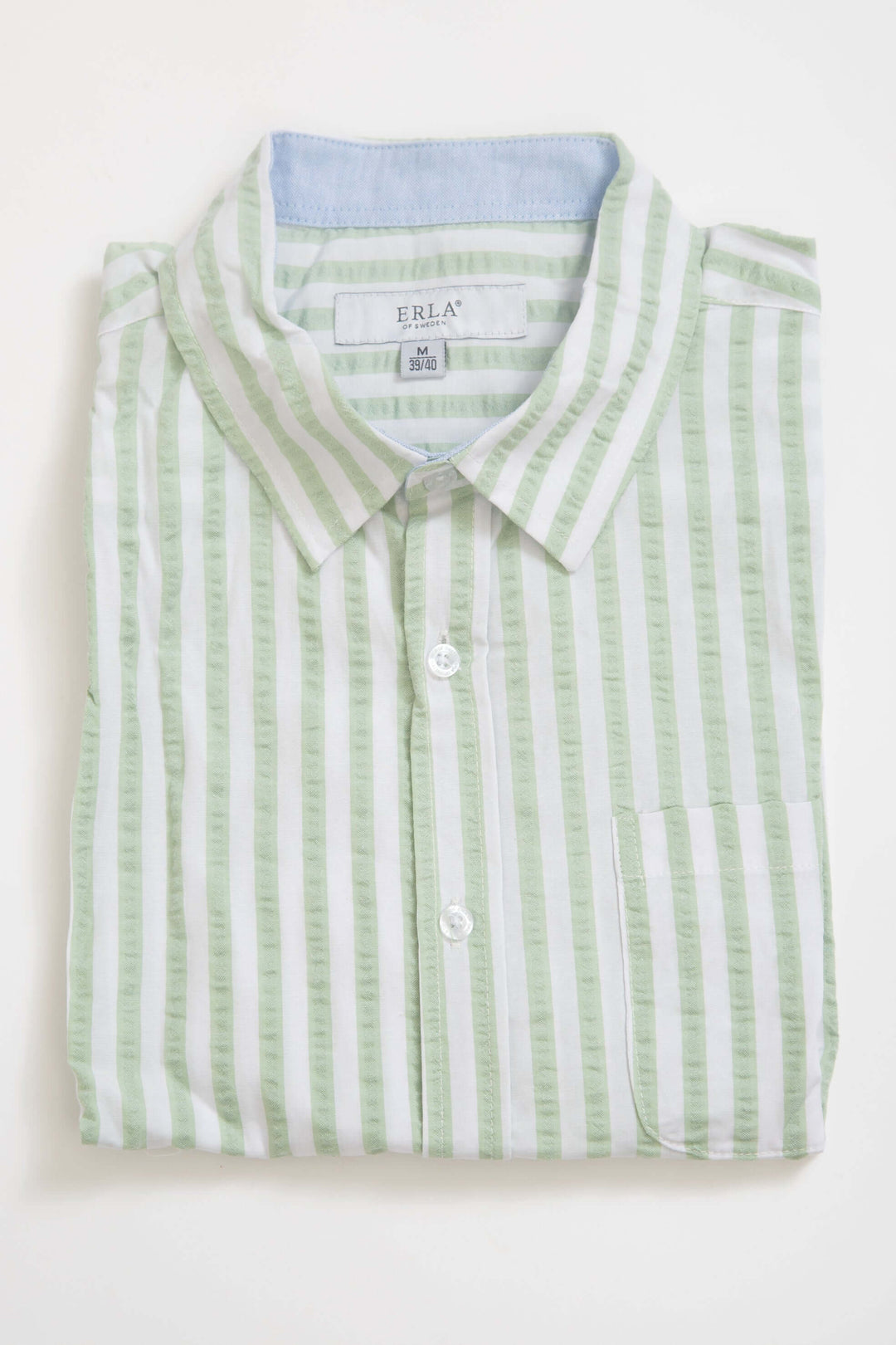 Grönrandig kortärmad seersucker-skjorta vikt  för att visa dess klassiska design och lätta textur.