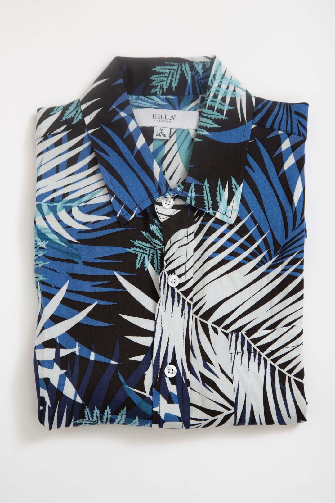 Kortärmad viskosskjorta med palmbladsmönster i blå toner, perfekt för sommarsäsongen.