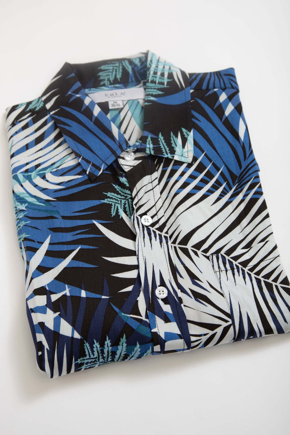 Kortärmad viskosskjorta med palmbladsmönster i blå toner, lätt och luftig för sommaren.