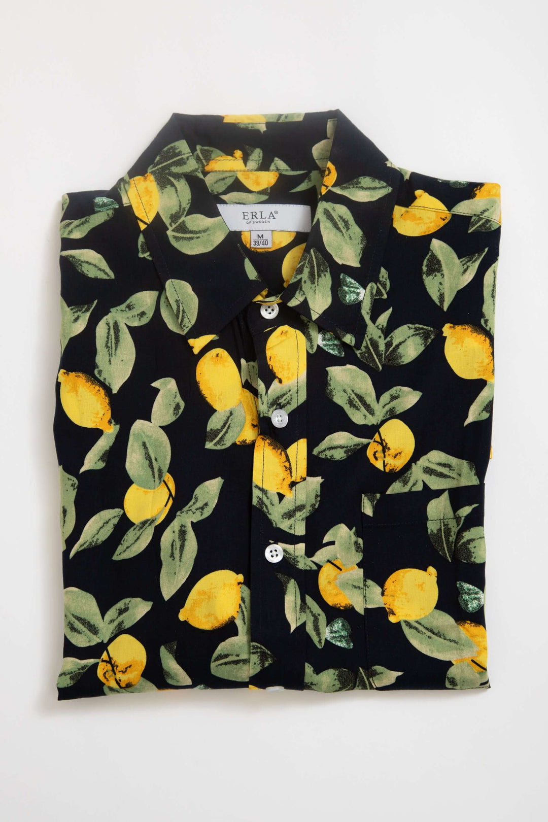 Kortärmad viskosskjorta med citronmönster, svart skjorta med citroner och gröna blad.