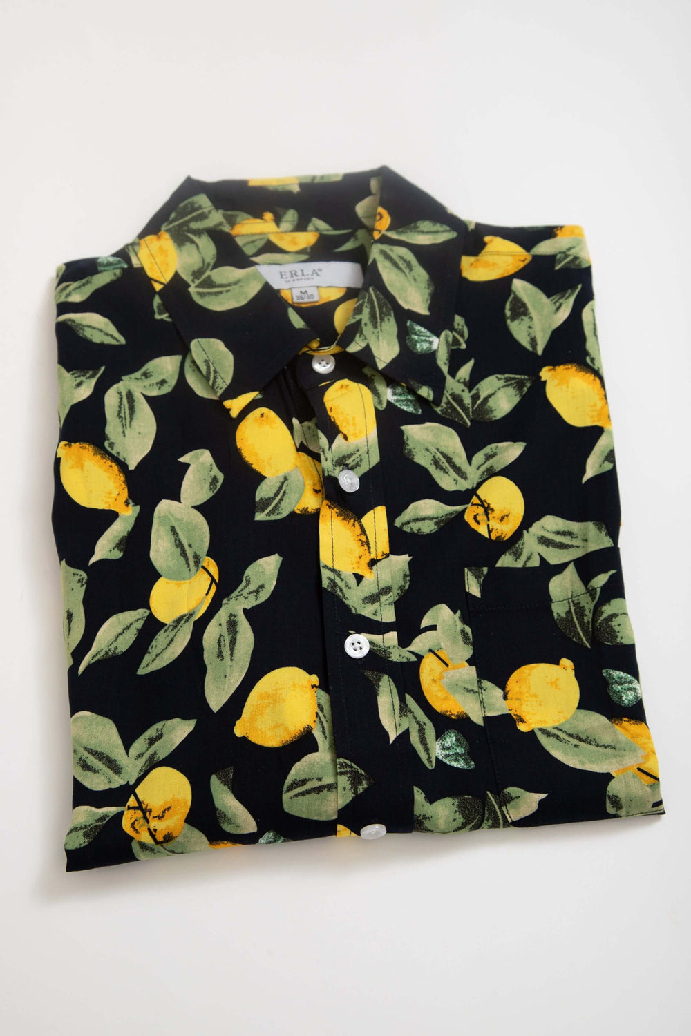 Kortärmad viskosskjorta med citronmönster, snygg och sval, perfekt för varma dagar.
