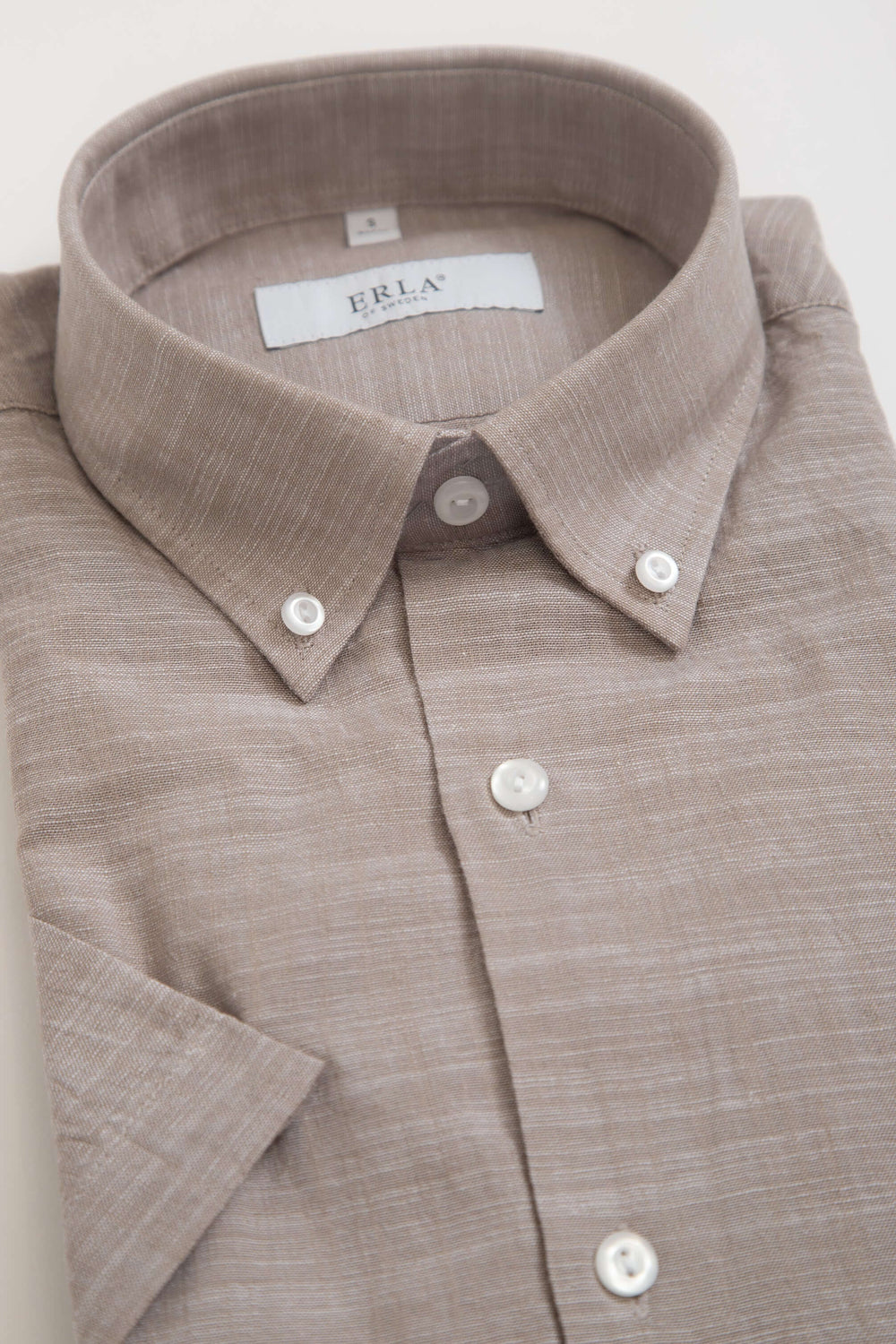 Beige Kortärmad Skjorta i strukturerad bomull med knappar och krage, tillverkad av mjuk strukturväv.