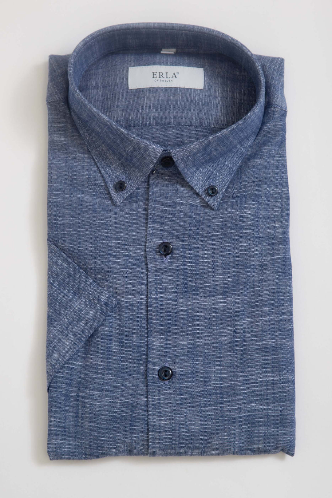 Blå Kortärmad Skjorta i strukturerad bomull, vikta och förberedda för sommarbekväm stil.