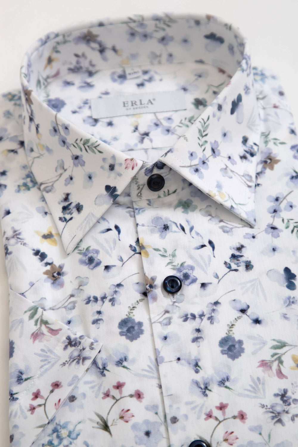 Vit Kortärmad Skjorta med blommigt mönster med fräsch vit bas och stilrent blommönster.