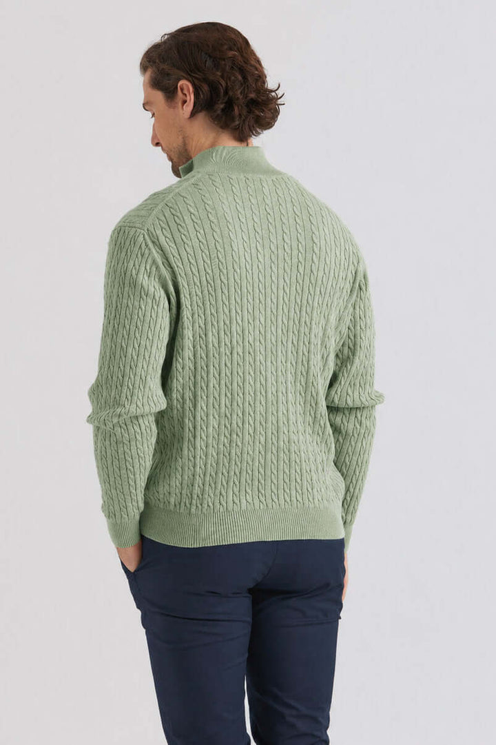 Grön kabelstickad tröja half zip, bakifrån, mjukt material och struktur i kabelstickning.