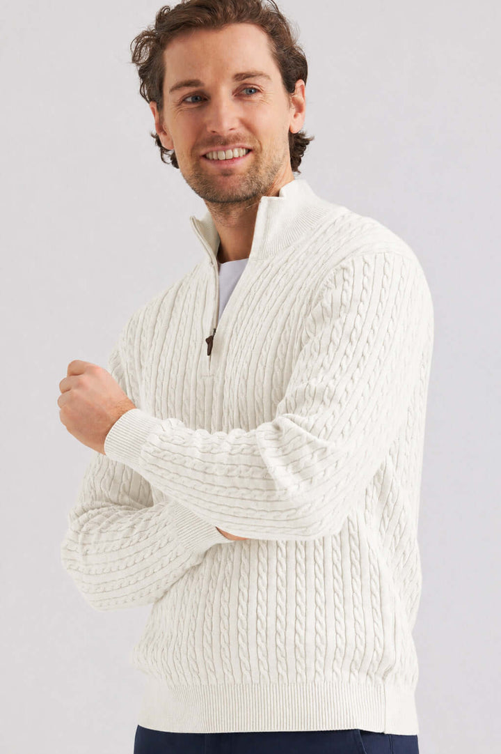 Vit kabelstickad tröja half zip, stilfull och tidlös med halv-zip och kabelstickad design.