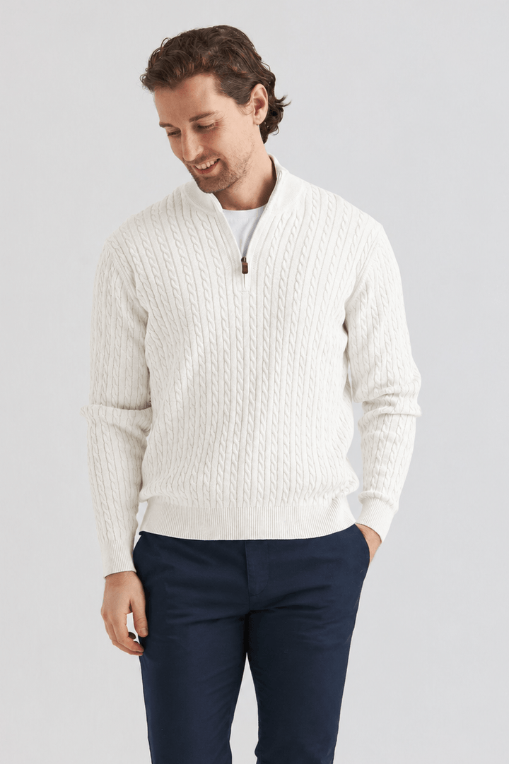 Vit kabelstickad tröja half zip, en stilren och tidlös tröja i vit nyans, perfekt för olika outfits.