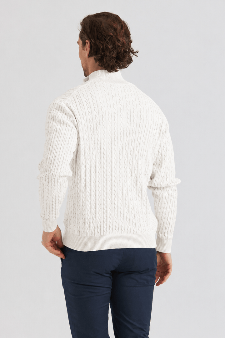 Vit kabelstickad tröja half zip bakifrån, med kabelstickad design och komfortabel passform.
