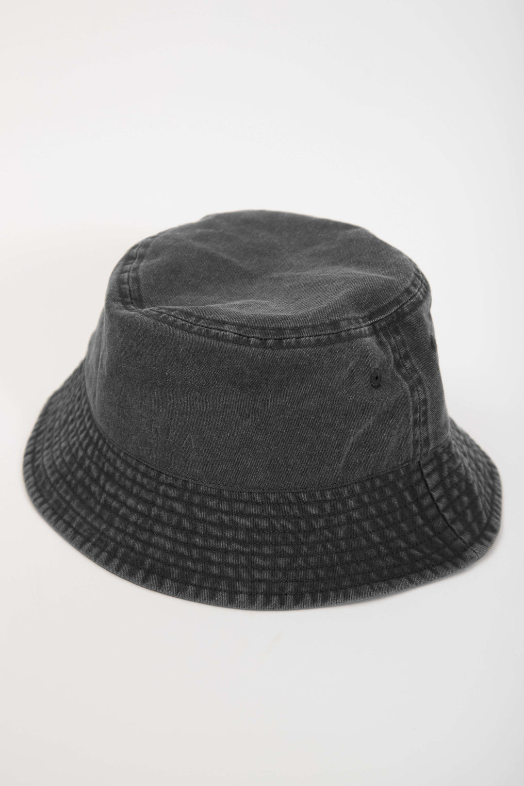 Svart Bucket Hat Washed Cotton, modern sommaraccessoar i mjuk bomull med tvättad finish.