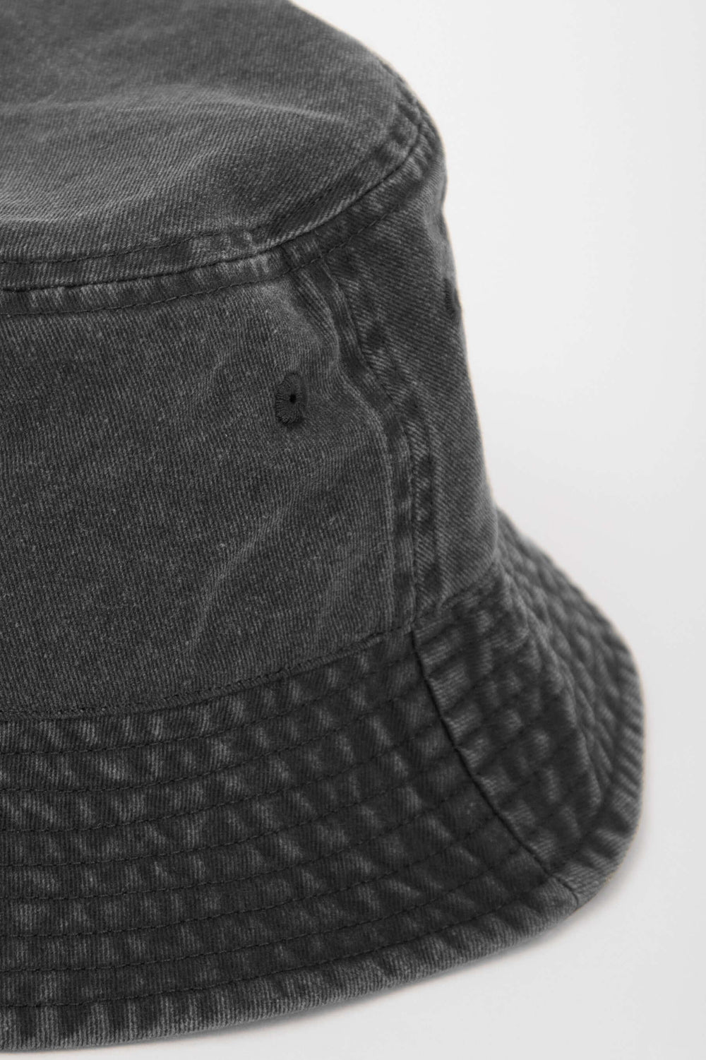 Svart Bucket Hat Washed Cotton med tvättad finish, perfekt som sommaraccessoar.
