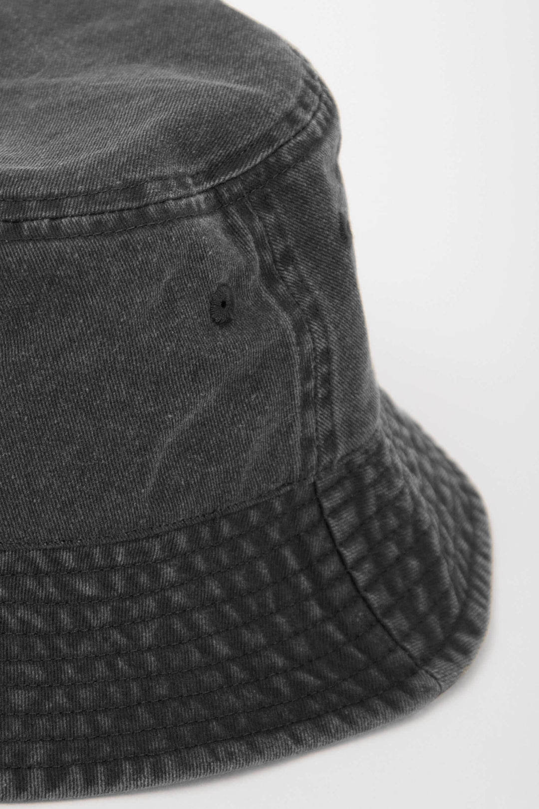 Svart Bucket Hat Washed Cotton med tvättad finish, perfekt som sommaraccessoar.