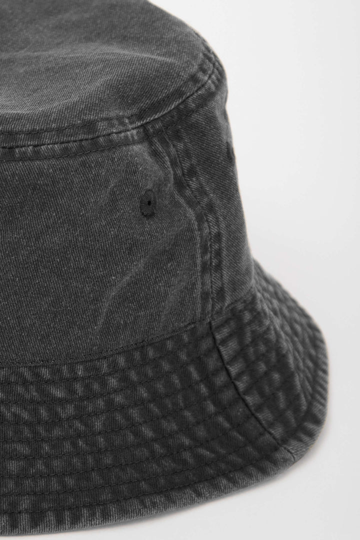 Svart Bucket Hat Washed Cotton med tvättad finish, perfekt som sommaraccessoar.