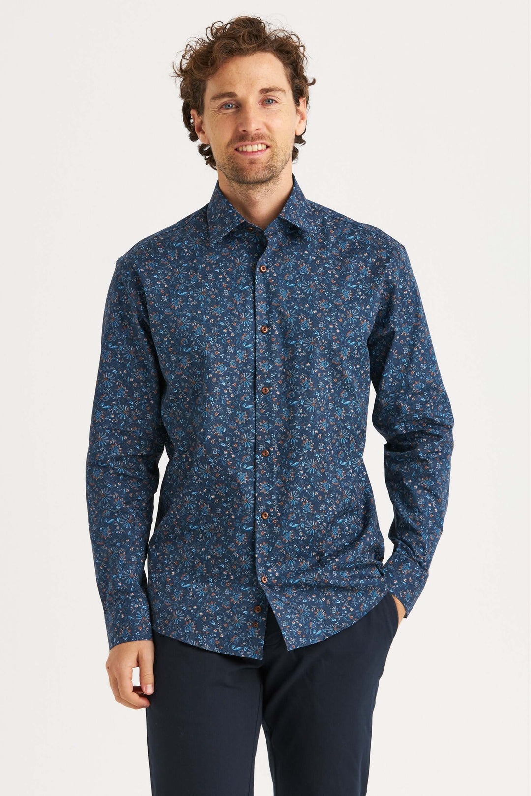 Marinblå skjorta med paisleyprint