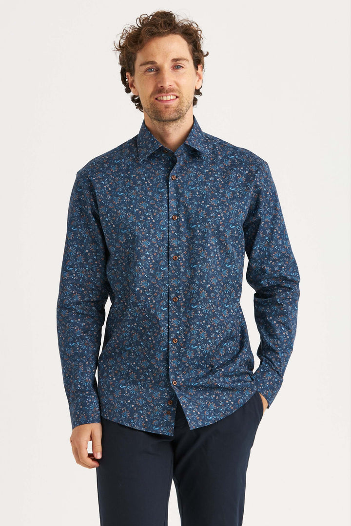 Marinblå skjorta med paisleyprint