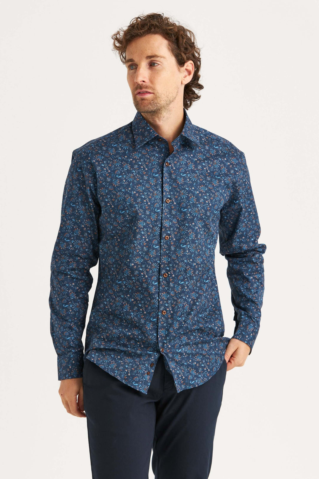 Marinblå skjorta med paisleyprint