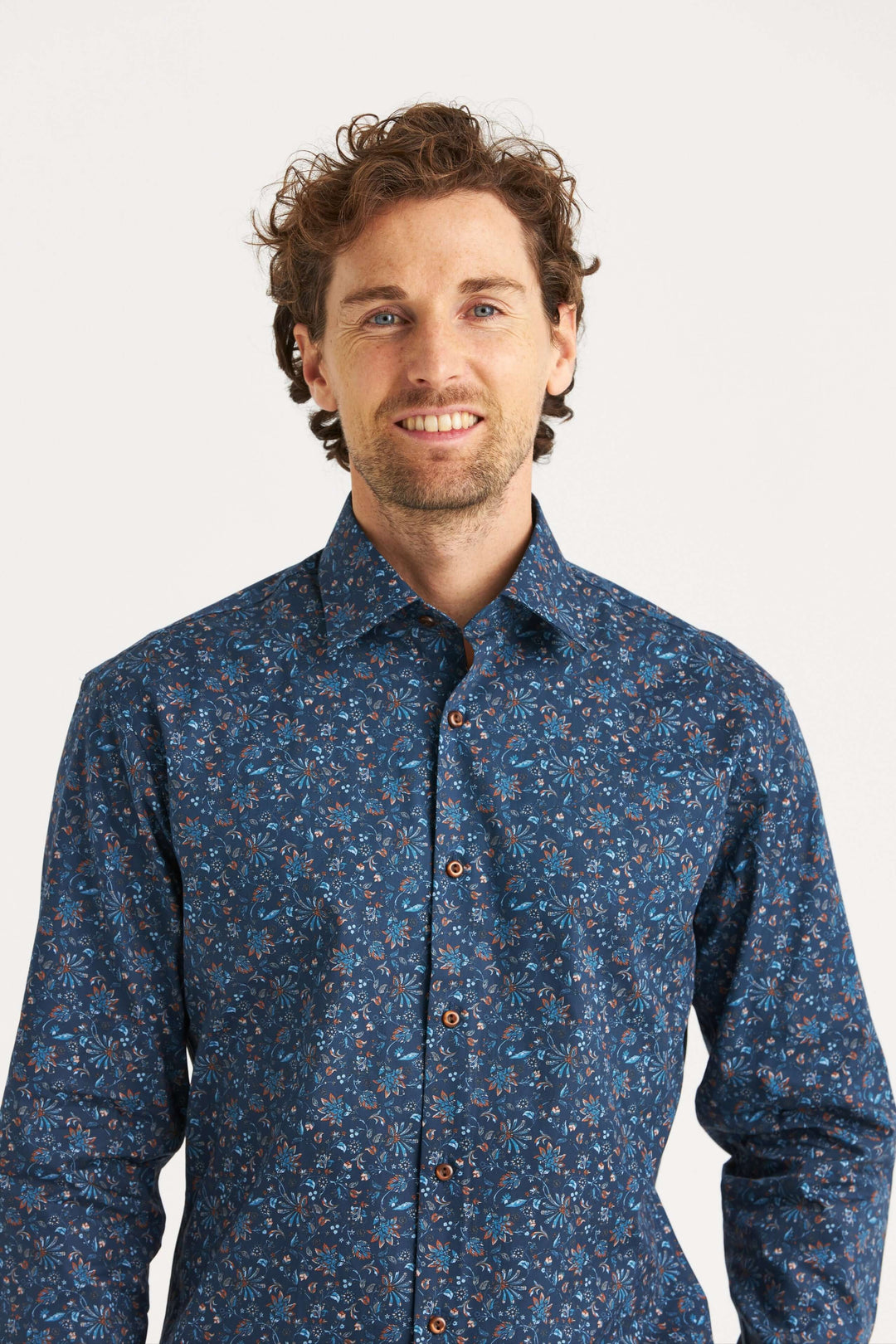 Marinblå skjorta med paisleyprint
