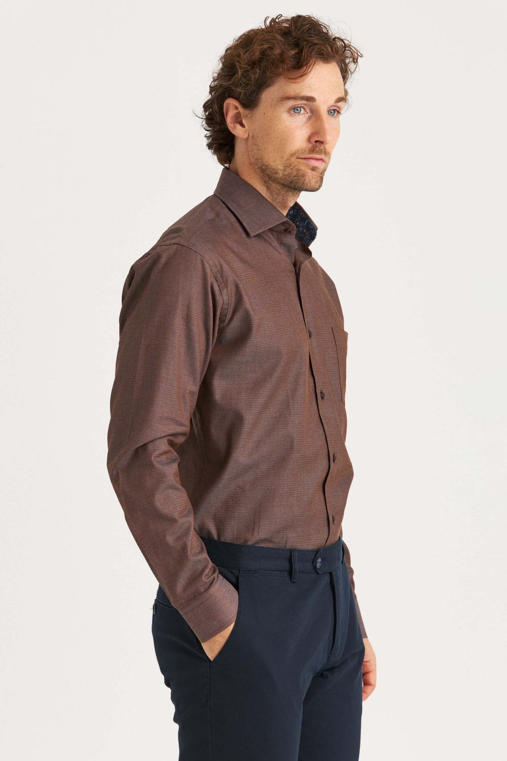 brun skjorta med mikromönster