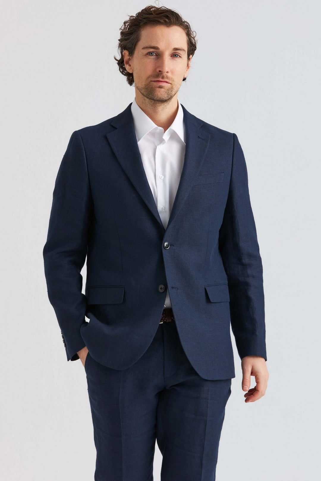 Linnekavaj Marinblå - stilren kavaj i marinblått, tillverkad av 100% linne för en luftig och elegant look.