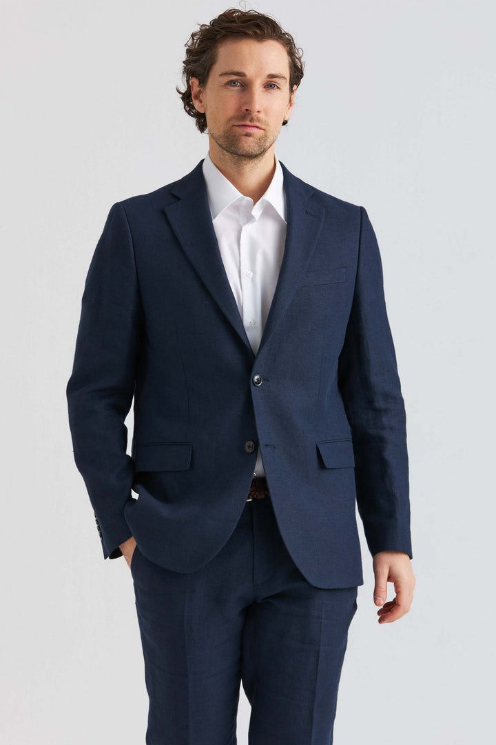 Linnekavaj Marinblå - stilren kavaj i marinblått, tillverkad av 100% linne för en luftig och elegant look.