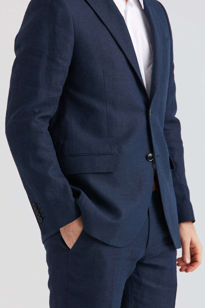 Linnekavaj Marinblå på en modell med en stilren, marinblå look och eleganta detaljer.