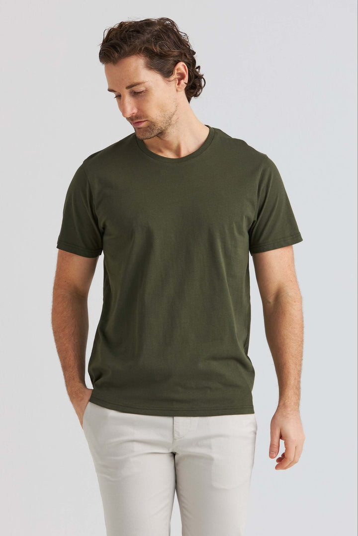 Core T-shirt Grön i mörkgrön färg, bärs av man med kortärmad stil. Perfekt för avslappnade tillfällen.