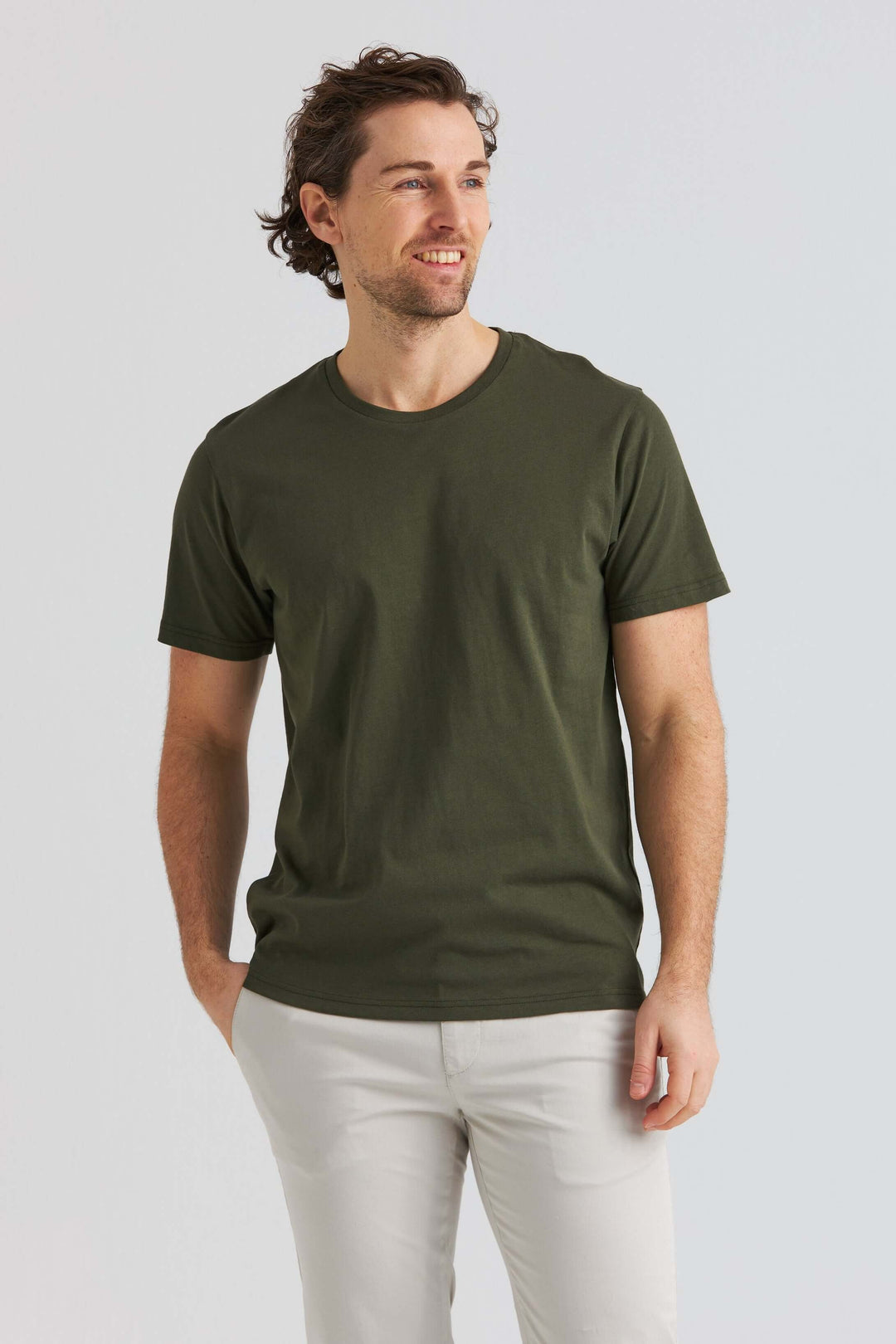 Man wearing a core t-shirt grön with short sleeves and a casual style.