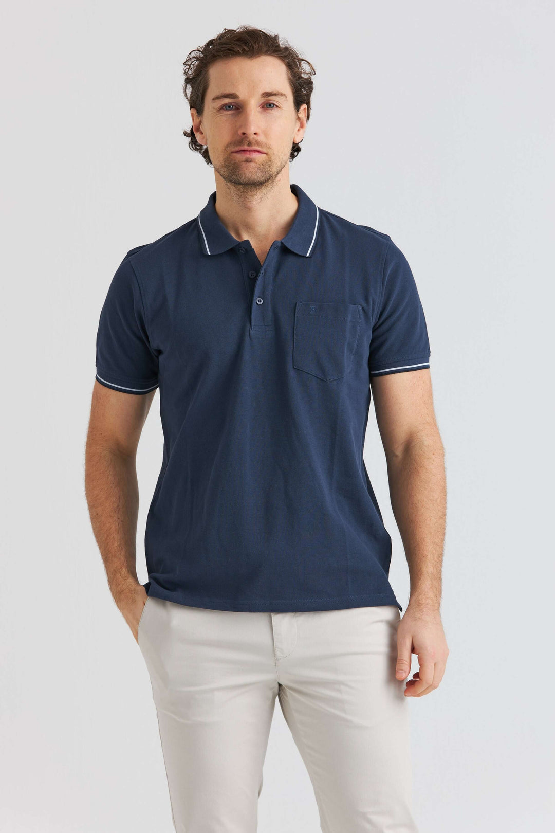 Marinblå Pikétröja med Kontrastdetaljer, stilren och modern design för män