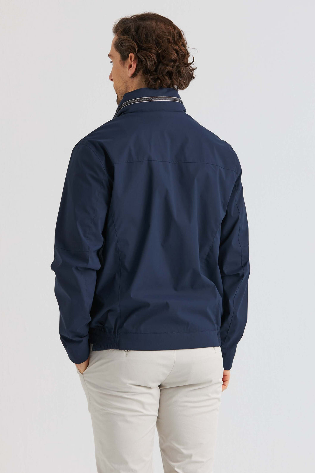Marinblå Lightweight Vårjacka sedd bakifrån, lätt och smidig design för vårbruk.