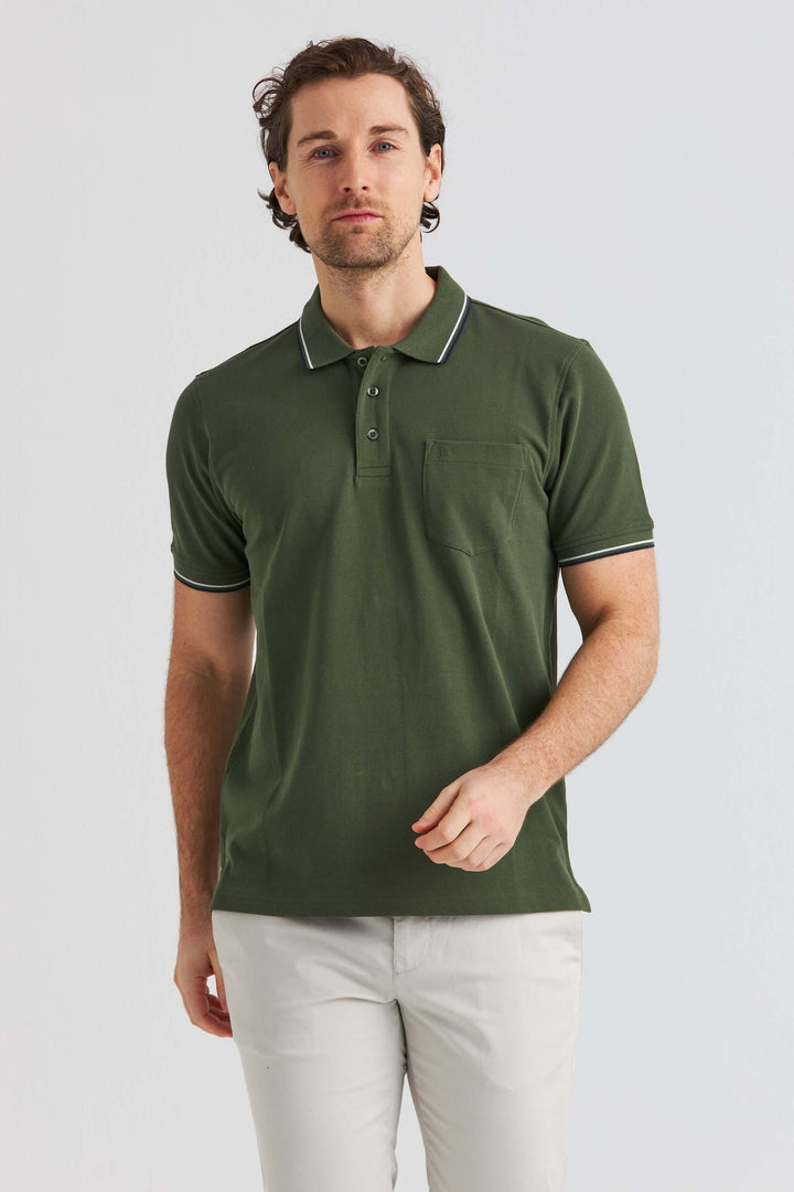 Grön Pikétröja med Kontrastdetaljer, kortärmad pikétröja i grön färg med detaljer och ficka.