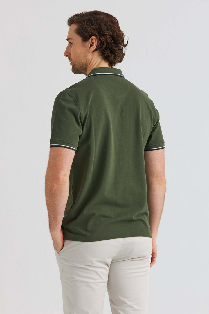 Grön Pikétröja med Kontrastdetaljer, baksidan av tröjan, visad av manlig modell