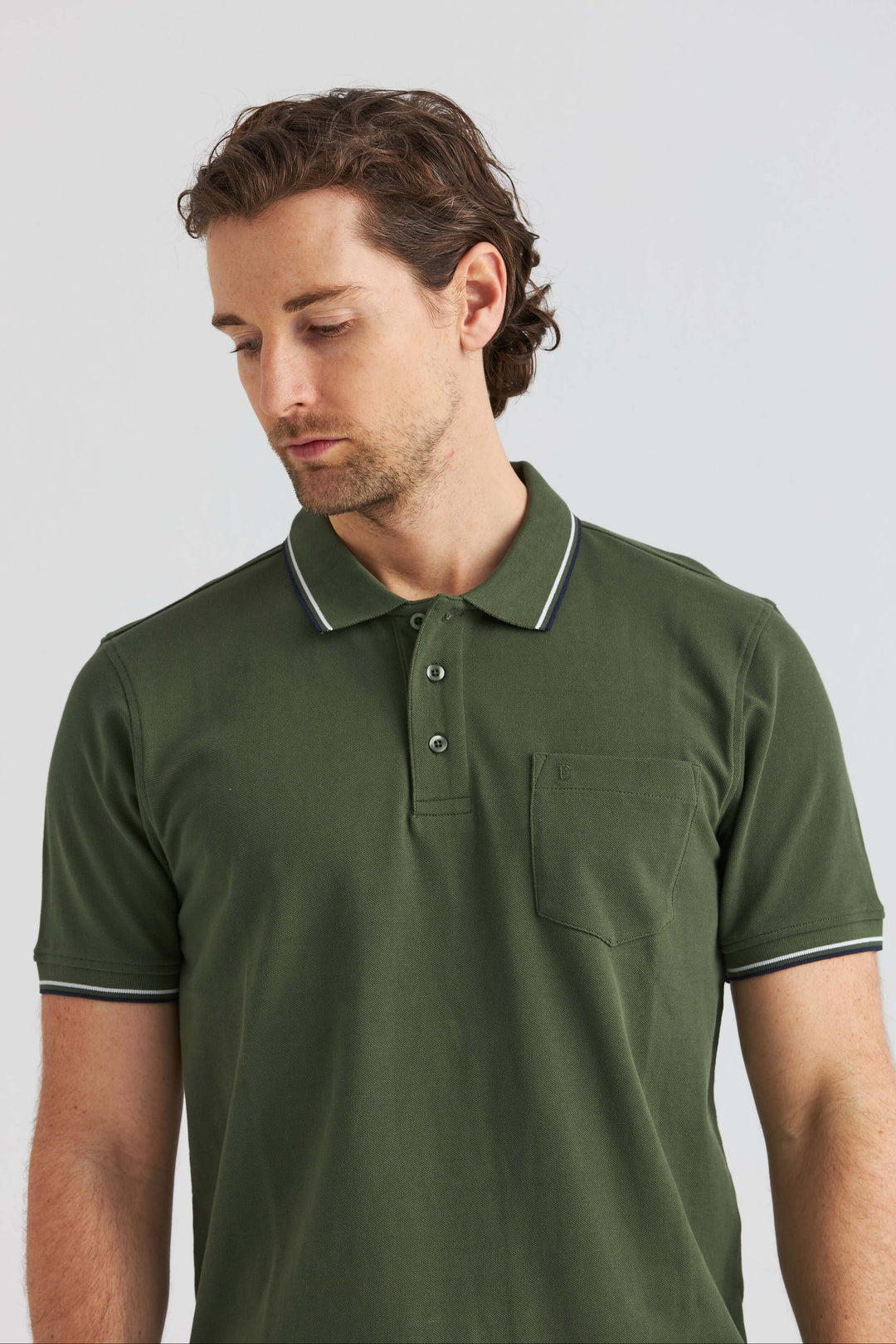 Grön Pikétröja med Kontrastdetaljer, herrpolo i grön färg med kontrasterande detaljer och bröstficka.