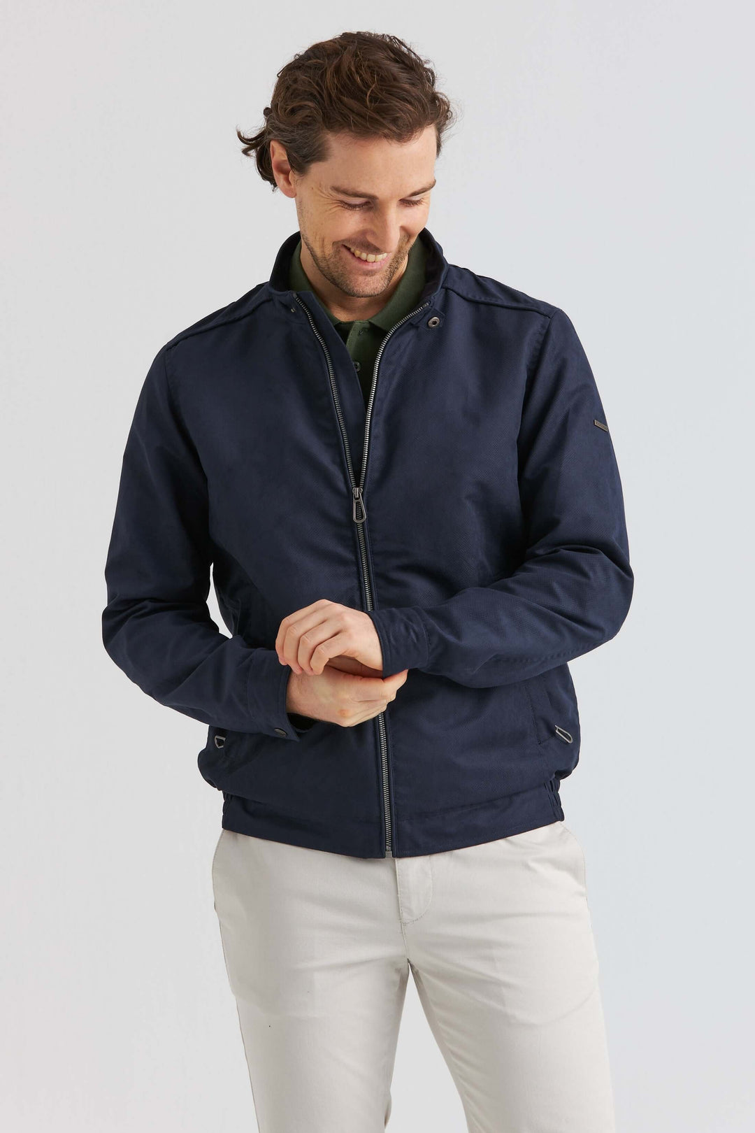 Marinblå Jacka i Soft Suede med modern design, mjuk yta och strukturerad finish.