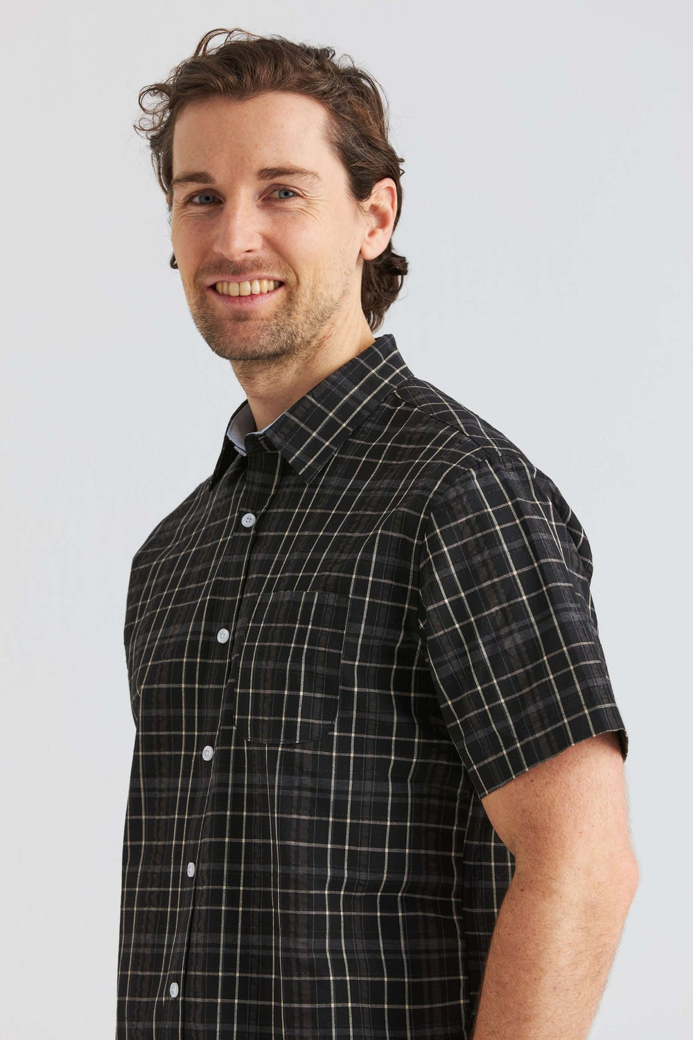 Svart kortärmad seersucker-skjorta i rutmönster, perfekt för varma dagar, stilren design.