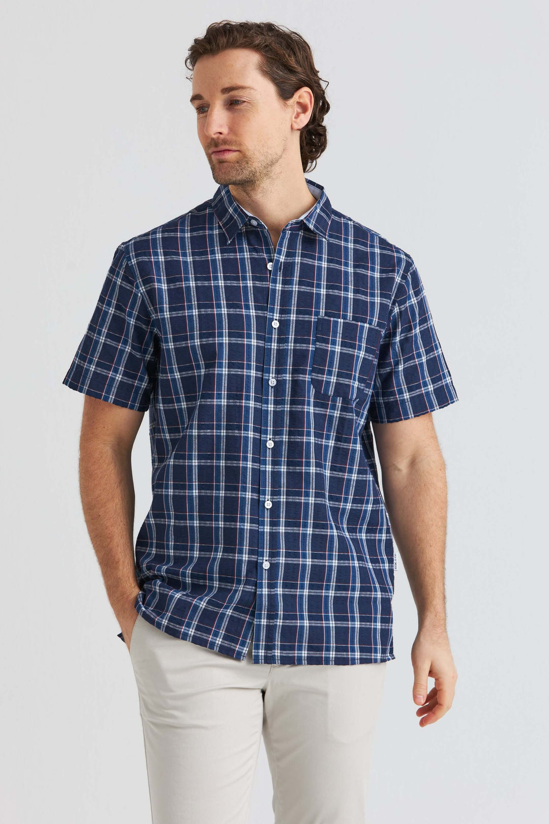 Mörkblå kortärmad seersucker-skjorta i rutmönster, perfekt för varma dagar.