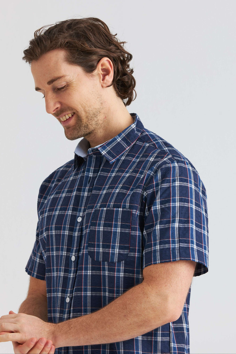 Mörkblå kortärmad seersucker-skjorta med klassiskt rutmönster, perfekt för varma dagar.