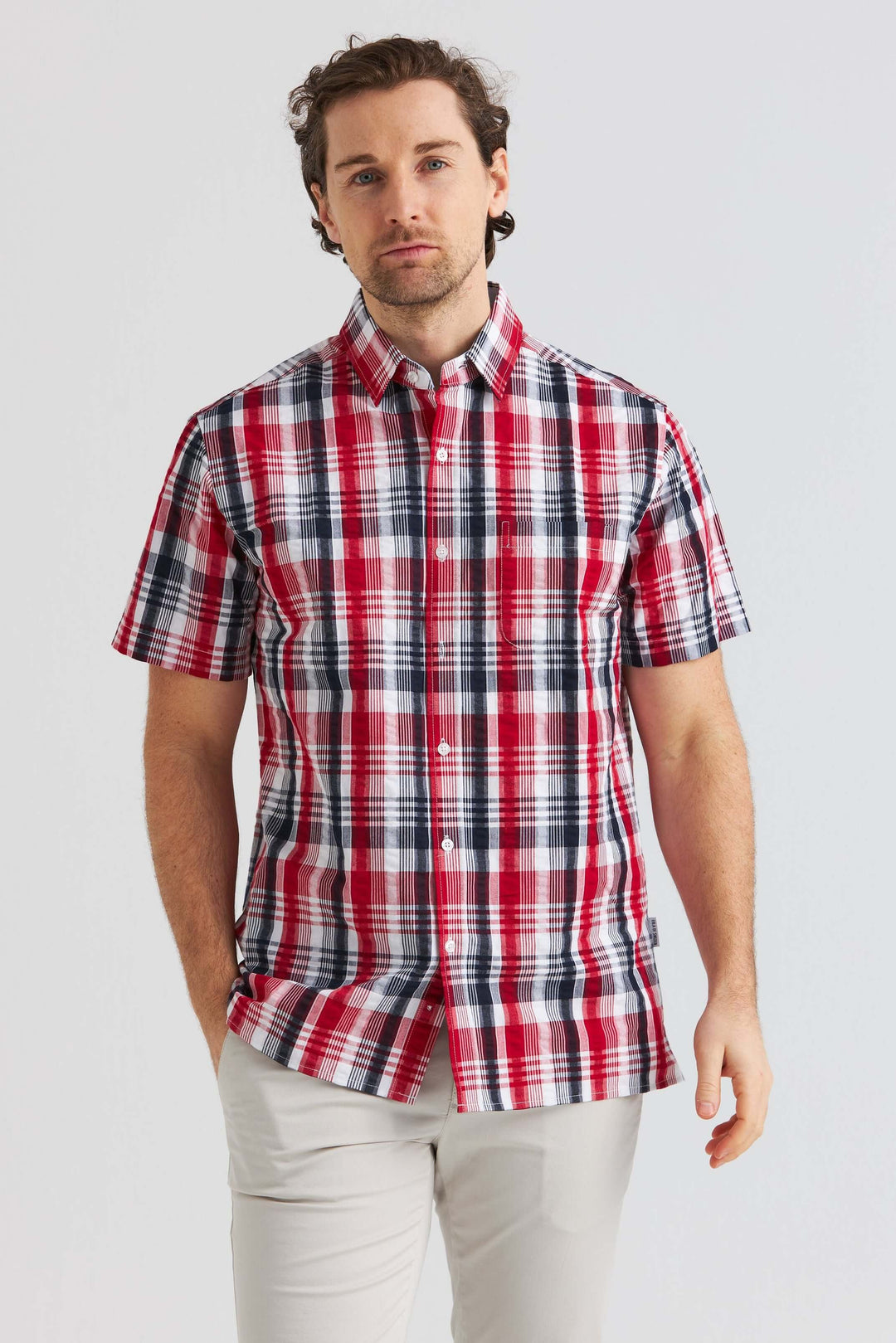 Röd kortärmad seersucker-skjorta i klassiskt rutmönster, perfekt för varma dagar, stilren och avslappnad design.