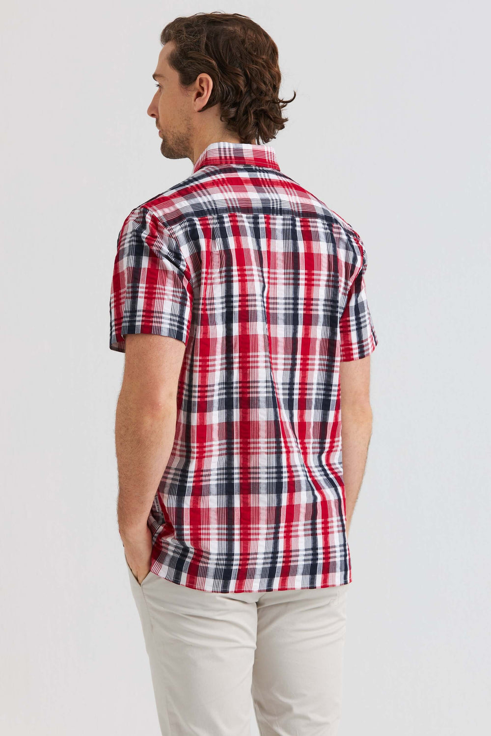 Röd kortärmad seersucker-skjorta med klassiskt rutmönster, sedd bakifrån, perfekt för varma dagar.