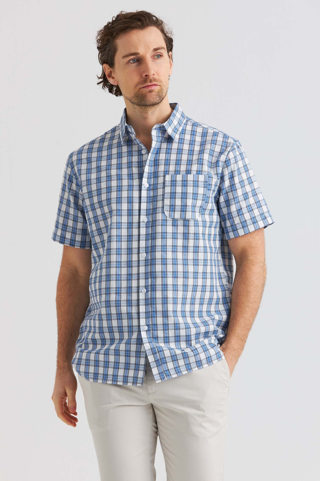 Ljusblå kortärmad seersucker-skjorta med rutmönster, perfekt för varma dagar.