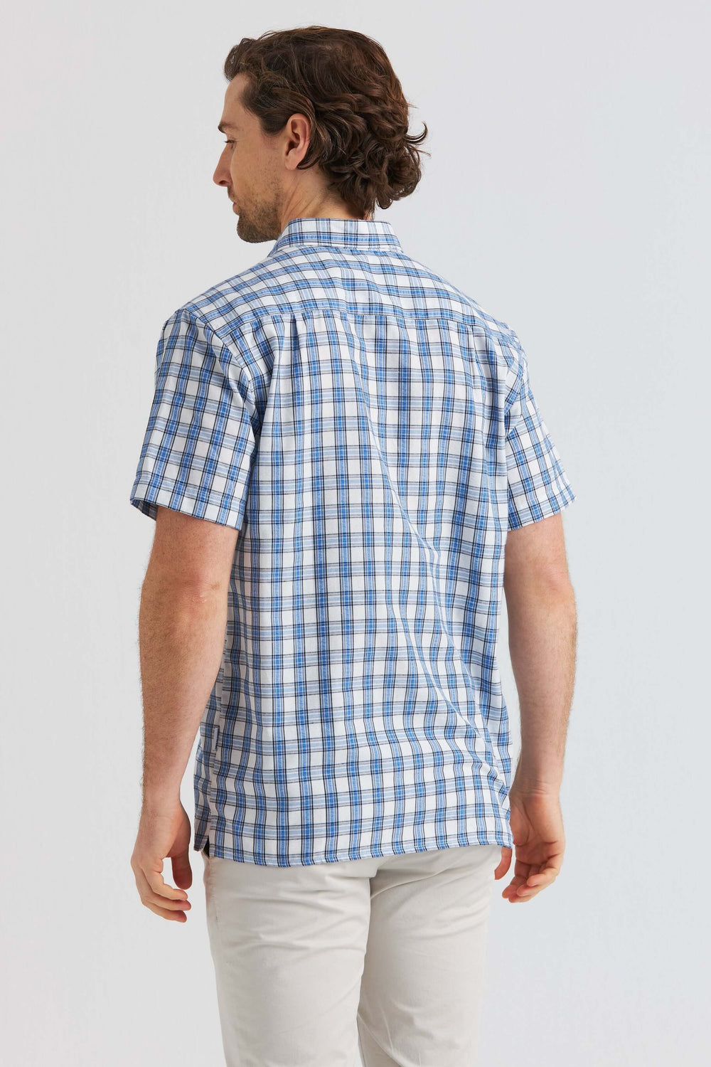 Ljusblå kortärmad seersucker-skjorta sett bakifrån på en man.