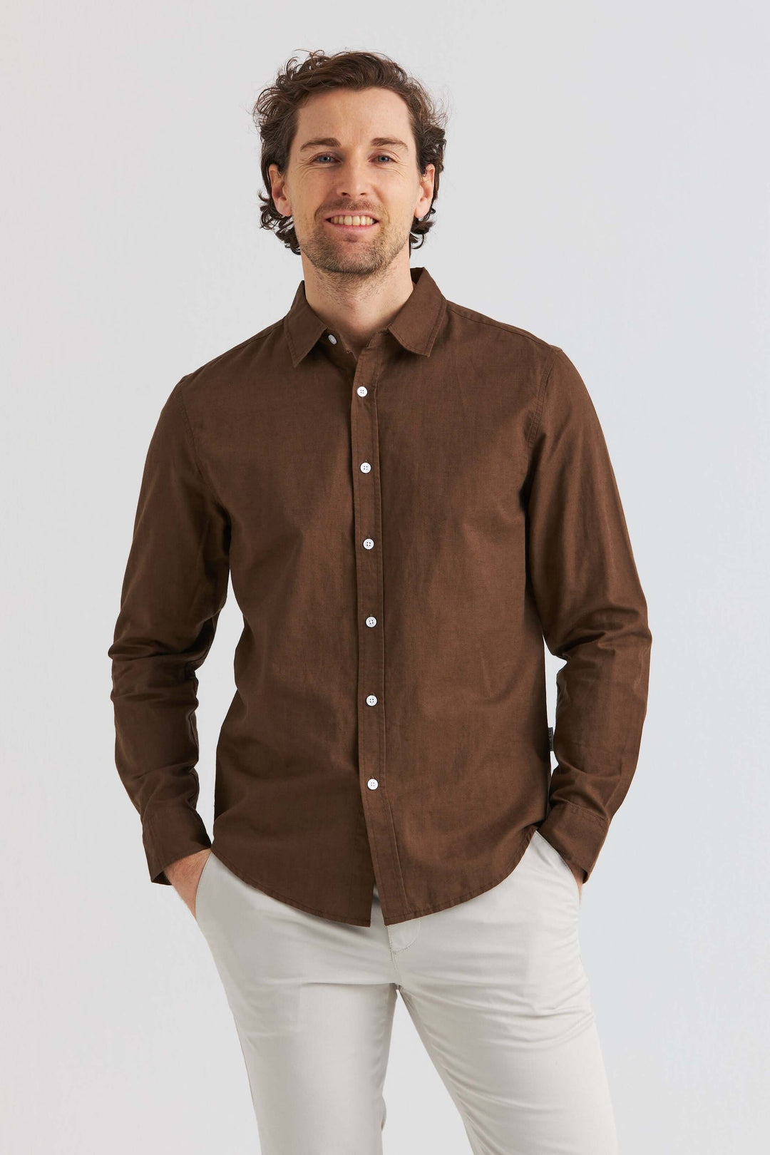 Linneskjorta Mörkbrun, långärmad skjorta i linne och bomull, avkopplad stil, perfekt för vår och sommar.