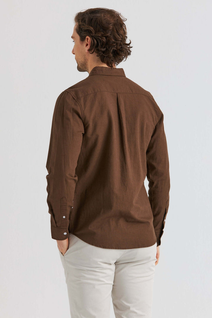Linneskjorta Mörkbrun, mörkbrun långärmad skjorta sett bakifrån på man.