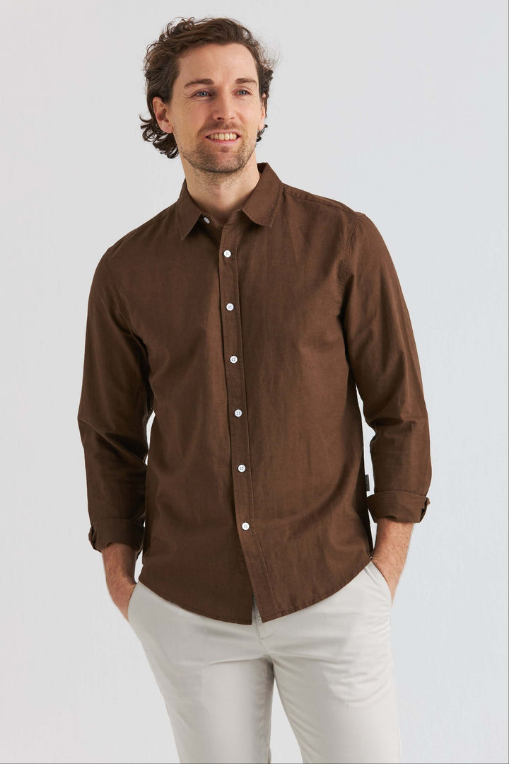 Linneskjorta Mörkbrun långärmad skjorta i linne och bomull, perfekt för vårens och sommarens tillfällen.