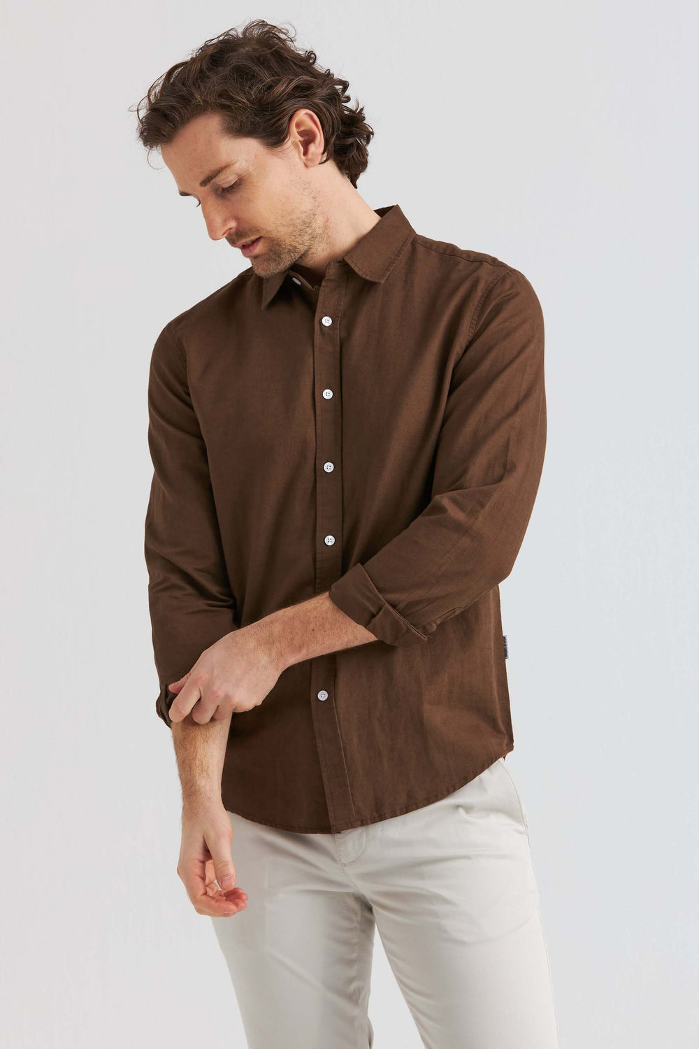 Linneskjorta Mörkbrun, långärmad skjorta i mörkbrun linne och bomull för en avslappnad stil.