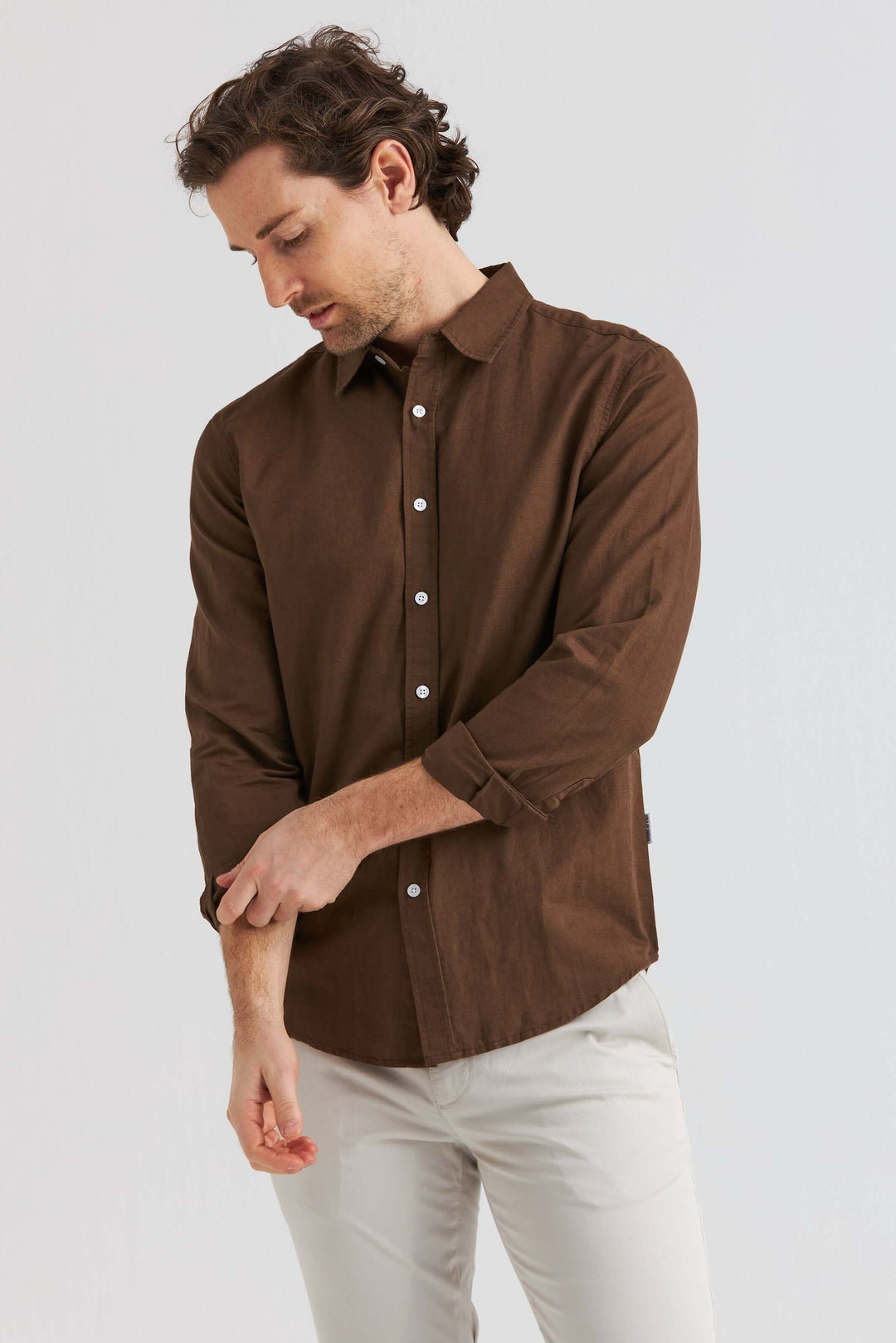 Linneskjorta Mörkbrun, långärmad skjorta i mörkbrun linne och bomull för en avslappnad stil.