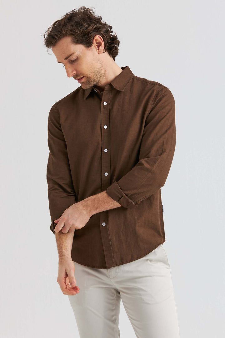 Linneskjorta Mörkbrun, långärmad skjorta i mörkbrun linne och bomull för en avslappnad stil.