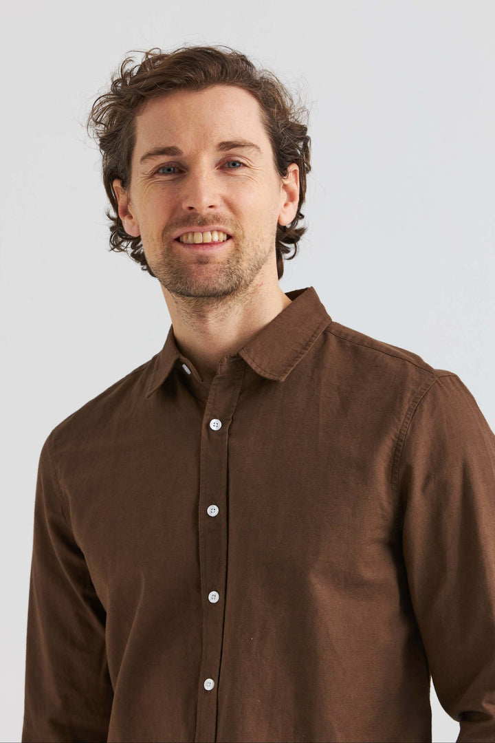 Linneskjorta Mörkbrun - mörkbrun långärmad skjorta i linne och bomull, perfekt för vår och sommar.