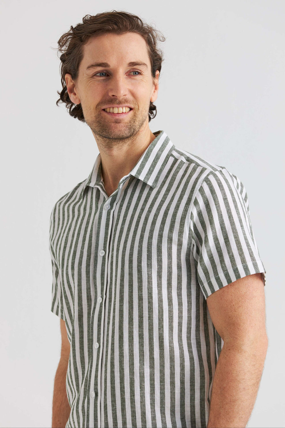 Grön Randig Kortärmad Linneskjorta, en stilren skjorta med dämpade gröna ränder och korta ärmar.