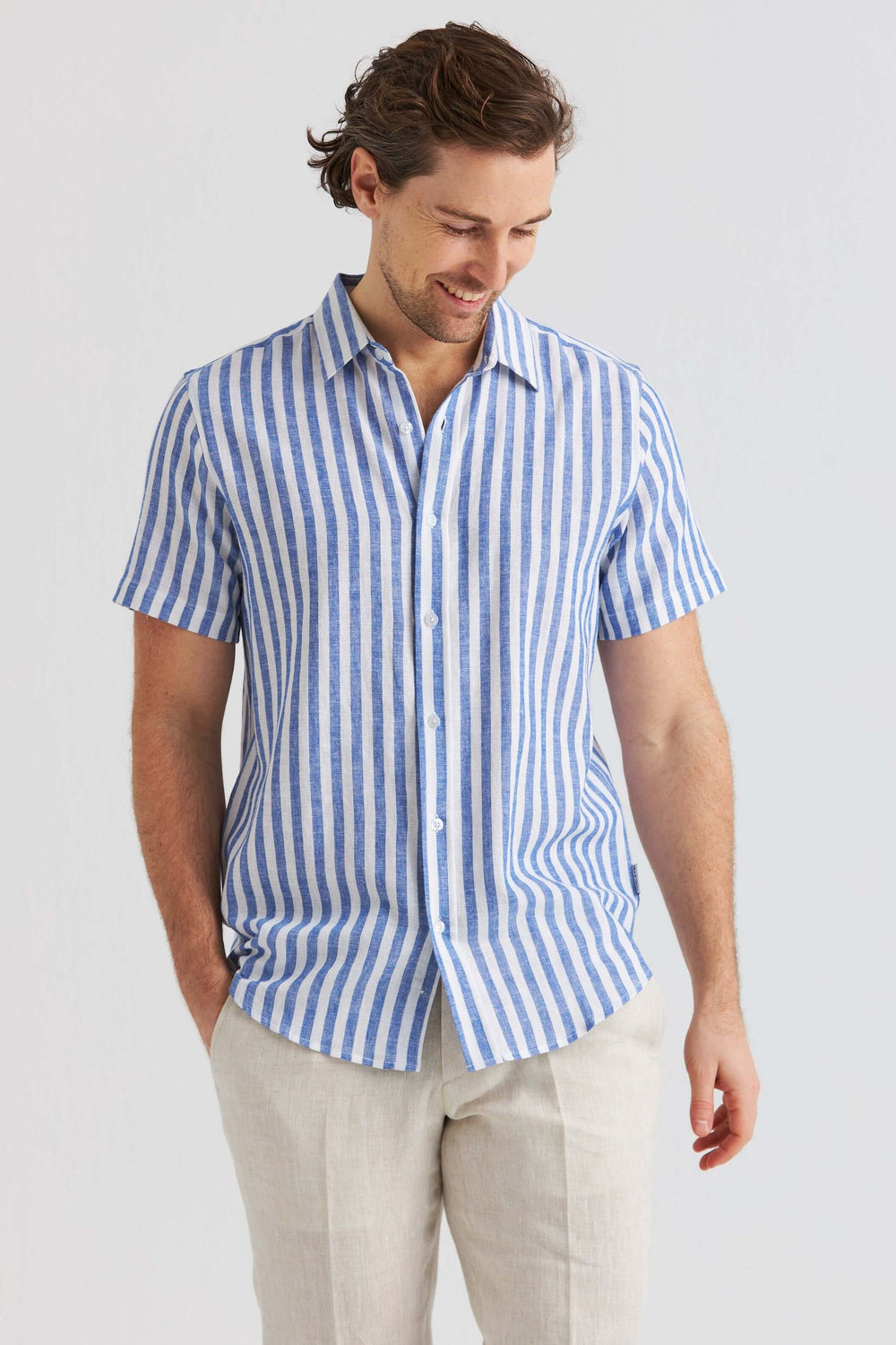 Blå Randig Kortärmad Linneskjorta, kortärmad skjorta med klassiska blå ränder, perfekt för sommarens varmare dagar.